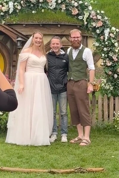 Sen každého fanúšika Pána prsteňov: Mladomanželov na svadbe v Hobitíne prekvapil filmový Frodo