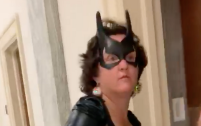 Senátorka prišla na hlasovanie v halloweenskom kostýme: Batgirl nechýbala maska, plášť ani kožené čižmy nad kolená