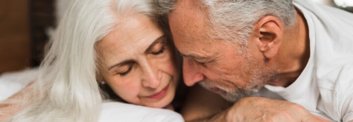 Senioři a seniorky by měli mít sex! Je prospěšný pro jejich zdraví, ukazuje nová studie