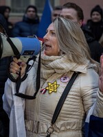 Seniorská ombudsmanka protestovala v Praze s židovskou hvězdou. Dostala okamžitou výpověď