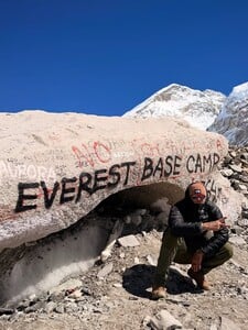 Separ dorazil do base campu Mount Everestu. Zvládol to po 9 dňoch neustáleho šľapania
