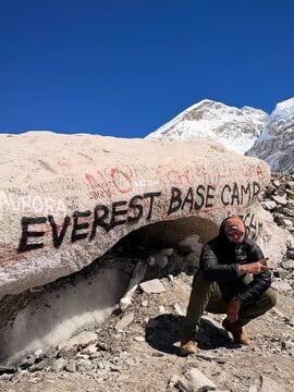 Separ dorazil do base campu Mount Everestu. Zvládol to po 9 dňoch neustáleho šľapania