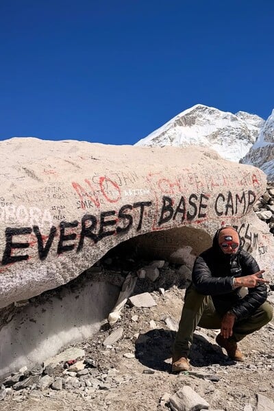 Separ dorazil do base campu Mount Everestu. Zvládol to po 9 dňoch neustáleho šľapania