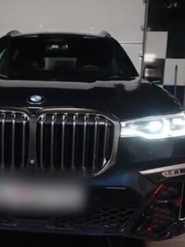 Separ jazdí na luxusnom BMW so sfalšovanou úradnou výnimkou. Využíva ho aj Cynthia, prípad už rieši polícia