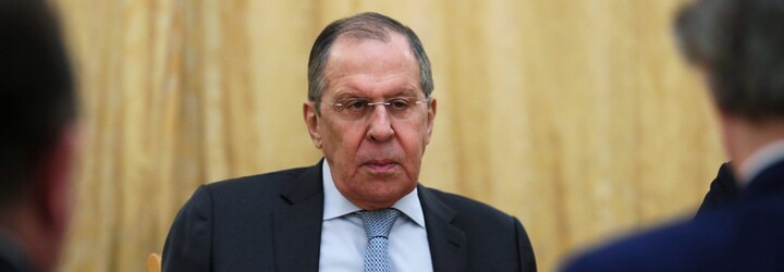 Sergej Lavrov tvrdí, že Rusové jsou v právu. Západní politiky obvinil, že zvažují jadernou válku proti Rusku