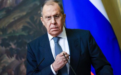 Sergej Lavrov tvrdí, že Rusko chce svrhnout Zelenského. Na začátku invaze tvrdil něco jiného