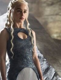 Seriálová Daenerys pomáha ľuďom s ochorením mozgu. Za jej zásluhy pre spoločnosť ju vyznamenal sám princ William