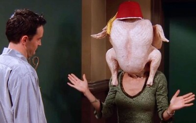 Seriálová Monica Geller opět tančí s krocanem na hlavě: Zopakovala si nezapomenutelnou scénu z Přátel