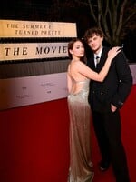 Seriálový fenomén „The Summer I Turned Pretty“ nekončí. Príbeh Belly uzavrie celovečerný film