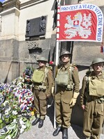 Seskok parašutistů, bohoslužba a pieta v Praze připomněly padlé výsadkáře