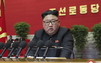 Severní Korea očekává nebezpečnou tropickou bouři. Lidé by se měli zaměřit na záchranu portrétů Kim Čong-una, vyzývá vláda