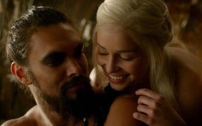 Sexuální scény v Game of Thrones byly pro Emilii Clarke nepříjemné. Jason Momoa ji zakrýval nahou a chránil před tlakem od HBO