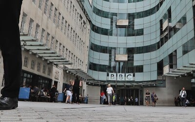 Sexuální skandál v BBC: Moderátor měl platit nezletilé osobě za nahé fotografie, stanice obvinění vyšetřuje