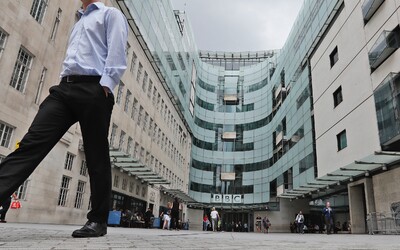 Sexuální skandál v BBC: Moderátor měl platit nezletilé osobě za nahé fotografie, stanice obvinění vyšetřuje