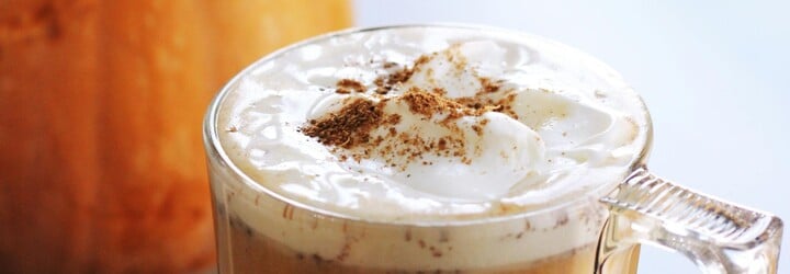 Sezóna Pumpkin Spice Latte je zahájena! Takhle si oblíbený drink připravíš doma