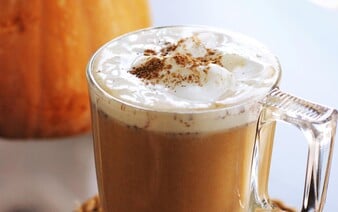 Sezóna Pumpkin Spice Latte je zahájena! Takhle si oblíbený drink připravíš doma