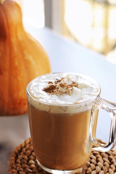 Sezóna Pumpkin Spice Latte je zahájena! Takhle si oblíbený drink připravíš doma