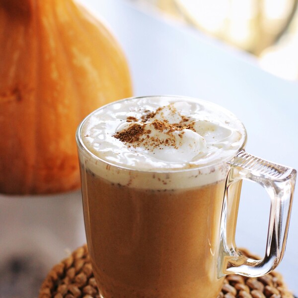 Sezóna Pumpkin Spice Latte je zahájena! Takhle si oblíbený drink připravíš doma