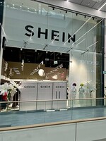 Shein spúšťa kamenné predajne. Fast fashion reťazec otvorí svoju prvú prevádzku vo Francúzsku