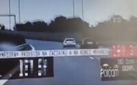 Šialený vodič sa rútil v protismere rýchlosťou 300 km/h. Naháňalo ho 41 policajných áut
