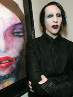 Sídlo Marilyna Mansona prohledali policisté. Ze zpěvákova domu si odnesli pevné disky a paměťové karty