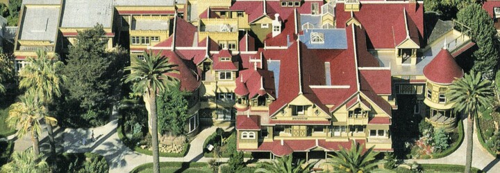 Sídlo Winchestrových stavali vo dne v noci 38 rokov. Malo slúžiť ako domov pre duchov ľudí zastrelených legendárnymi puškami