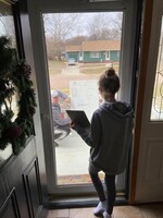 Šiestačka nerozumela domácej z matematiky. Jej učiteľ prišiel na jej verandu a cez okno jej všetko vysvetlil