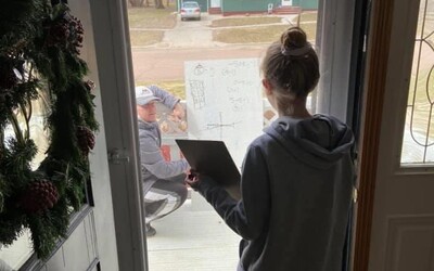 Šesťačka nerozuměla domácímu úkolu z matematiky. Její učitel přišel na její verandu a přes okno jí vše vysvětlil