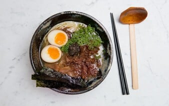 Sieť japonských reštaurácií dočasne zatvára pobočky. Zákazníci si v jedle našli potkana aj šváby