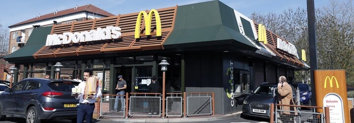 Šílenství v japonském McDonaldu: Lidé kupují Happy Meal jen kvůli Pokémon kartám, jídlo nechávají v restauraci