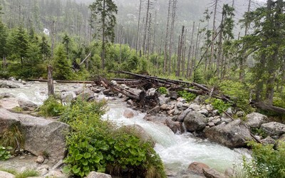 Silné búrky ohrozujú Tatry. Záchranári varujú turistov, aby dnes nechodili na túry.
