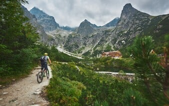 Silné búrky ohrozujú Tatry. Záchranári varujú turistov, aby dnes nechodili na túry.
