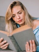 Silné hrdinky, magie a trauma v přímém přenosu: Proč se z romantasy stal hit na TikToku