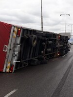 Silný vietor v Bratislave prevrátil kamión. Miestami dosahuje nárazovú rýchlosť 115 kilometrov za hodinu
