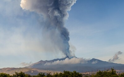 Sirný oblak z islandské sopečné erupce proletí i nad Českem. Můžeš ho sledovat online