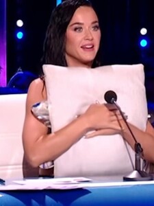 Škandál Katy Perry v speváckej šou. Po vystúpení súťažiaceho jej praskol top, prsia si zakrývala vankúšom