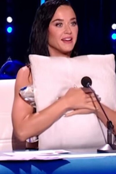 Škandál Katy Perry v speváckej šou. Po vystúpení súťažiaceho jej praskol top, prsia si zakrývala vankúšom