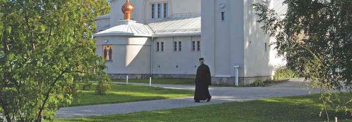 Skandinávie má překvapivý trend. Mladí muži tu stále víc odcházejí do kláštera, může za to manosféra i covid