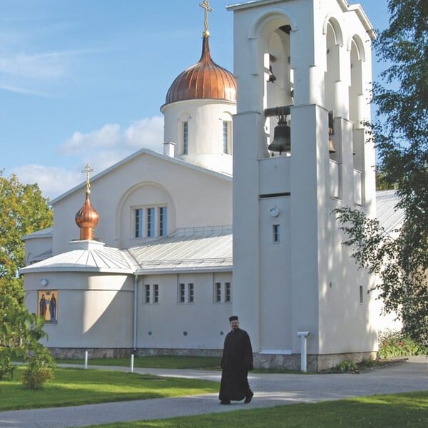 Skandinávie má překvapivý trend. Mladí muži tu stále víc odcházejí do kláštera, může za to manosféra i covid