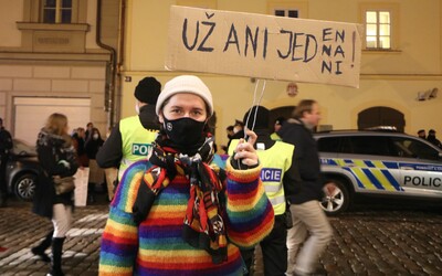 Skandování vystřídaly slzy. Takto vypadal pražský pietní pochod za reprodukční, ženská a lidská práva v Polsku (Reportáž)