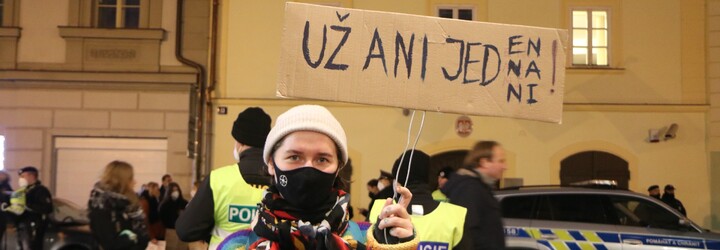 Skandování vystřídaly slzy. Takto vypadal pražský pietní pochod za reprodukční, ženská a lidská práva v Polsku (Reportáž)