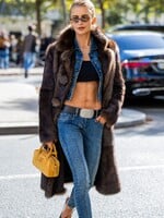 Skinny džíny a upnuté kalhoty jsou zpátky. Podívej se, jak je nosit v roce 2025