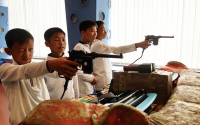 Škôlkári v Severnej Kórei sa pol dňa učia o Kim Čong-unovi. Propagandu v materských školách režim strojnásobil