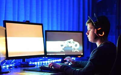 Skoro pětina dětí v Česku hraje čtyři hodiny denně na počítači, ukázala studie