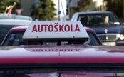 Skrachovaná autoškola v Petržalke: Žiaci sú bez vodičákov a peňazí, peniaze meškali aj inštruktorom