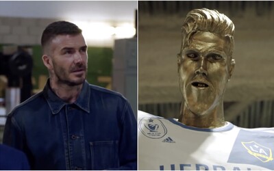 Šilhavý David Beckham se třemi zuby a gigantickým zadkem. Ohavnou sochu na počest fotbalisty museli rozbít