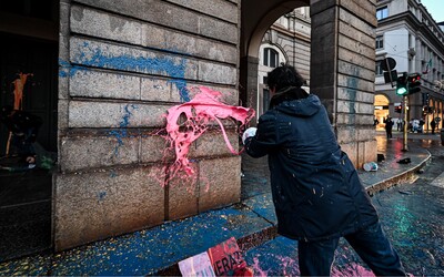 Skupina aktivistov poškodila budovu operného domu La Scala. Hodili na ňu ružovú a modrú farbu