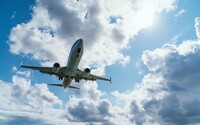 Skupina pasažérů v letadle rozesílala přes AirDrop obrázky leteckých katastrof. Vyvolali paniku, hrozí jim až 3 roky vězení