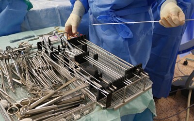 Skupina rumunských lekárov čelí vyšetrovaniu pre opätovné použitie implantátov z mŕtvol