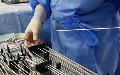Skupina rumunských lékařů je podezřelá z opětovného použití implantátů z mrtvol